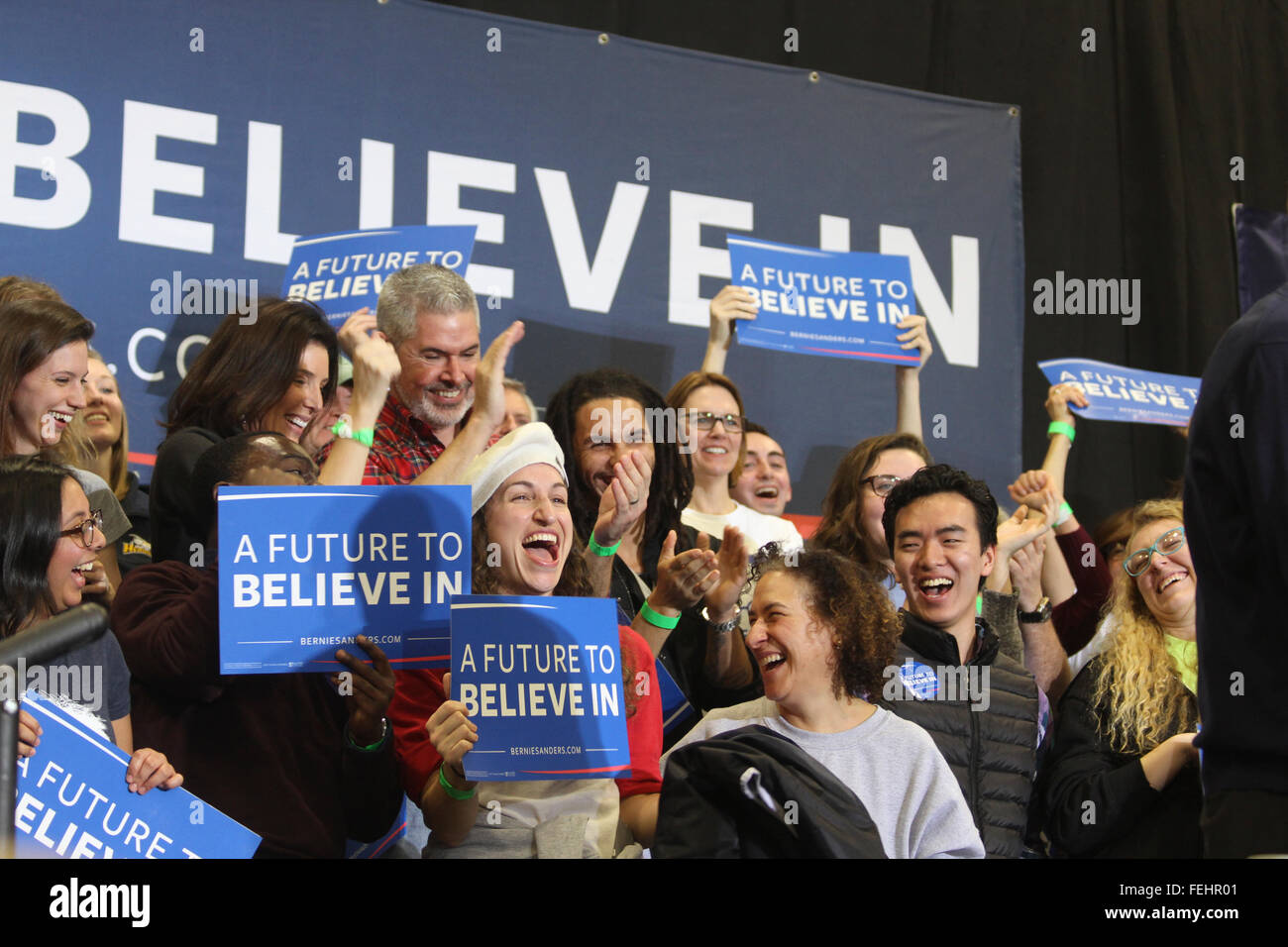 Portsmouth, New Hampshire, Stati Uniti d'America. Il 7 febbraio, 2016. Sostenitori il tifo per Bernie Sanders, candidato presidente nella democratica primaria, a Bernie Sanders uscire la votazione rally due giorni prima del New Hampshire presidenziali voto primario. Credito: Susan Pease/Alamy Live News Foto Stock