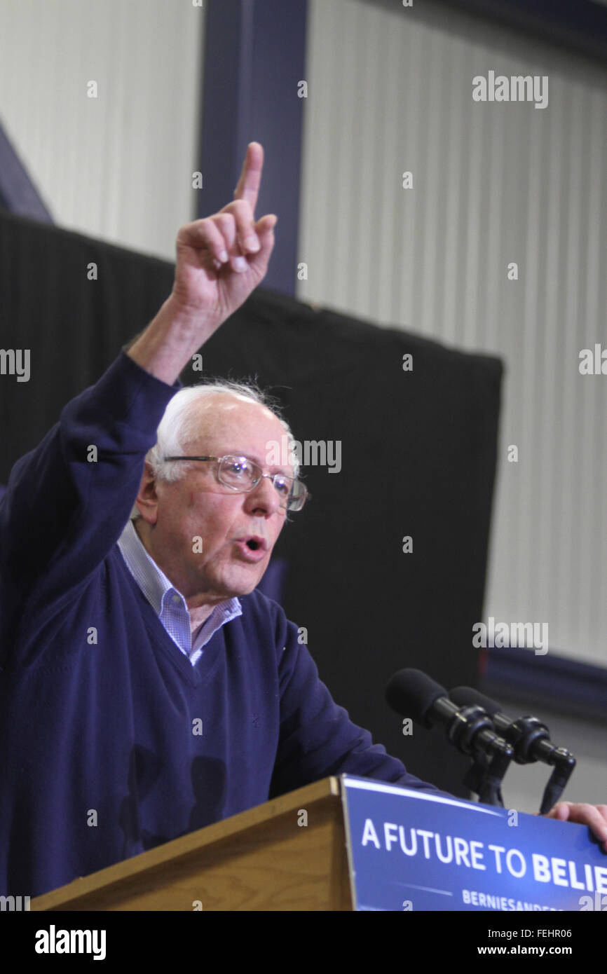 Portsmouth, New Hampshire, Stati Uniti d'America. Il 7 febbraio, 2016. Bernie Sanders, candidato democratico alla presidenza, parla al Bernie Sanders uscire la votazione rally due giorni prima del New Hampshire presidenziali voto primario. Credito: Susan Pease/Alamy Live News Foto Stock