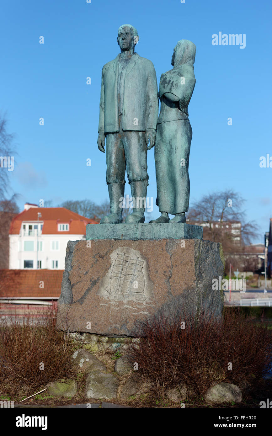 Karlshamn, Svezia - Febbraio 04, 2016: Il monumento di emigrati da Axel Olsson, commemora la migrazione svedese a Nord Americ Foto Stock