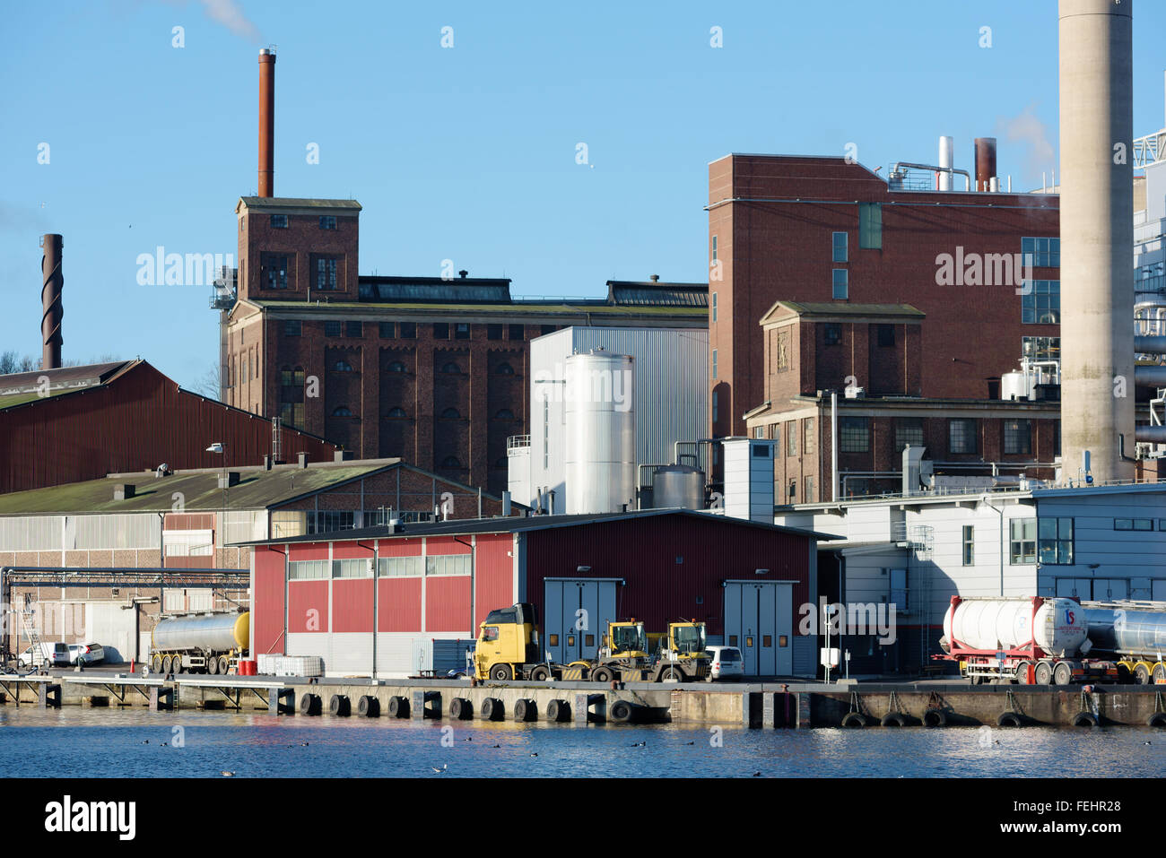 Karlshamn, Svezia - Febbraio 04, 2016: una zona industriale nel porto di Karlshamn. L'area contiene soprattutto per la lavorazione degli alimenti i Foto Stock