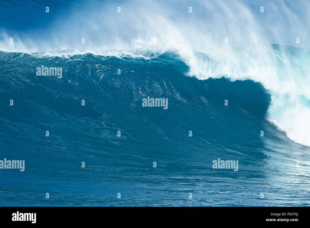 Potente gigante blu oceano onda Foto Stock