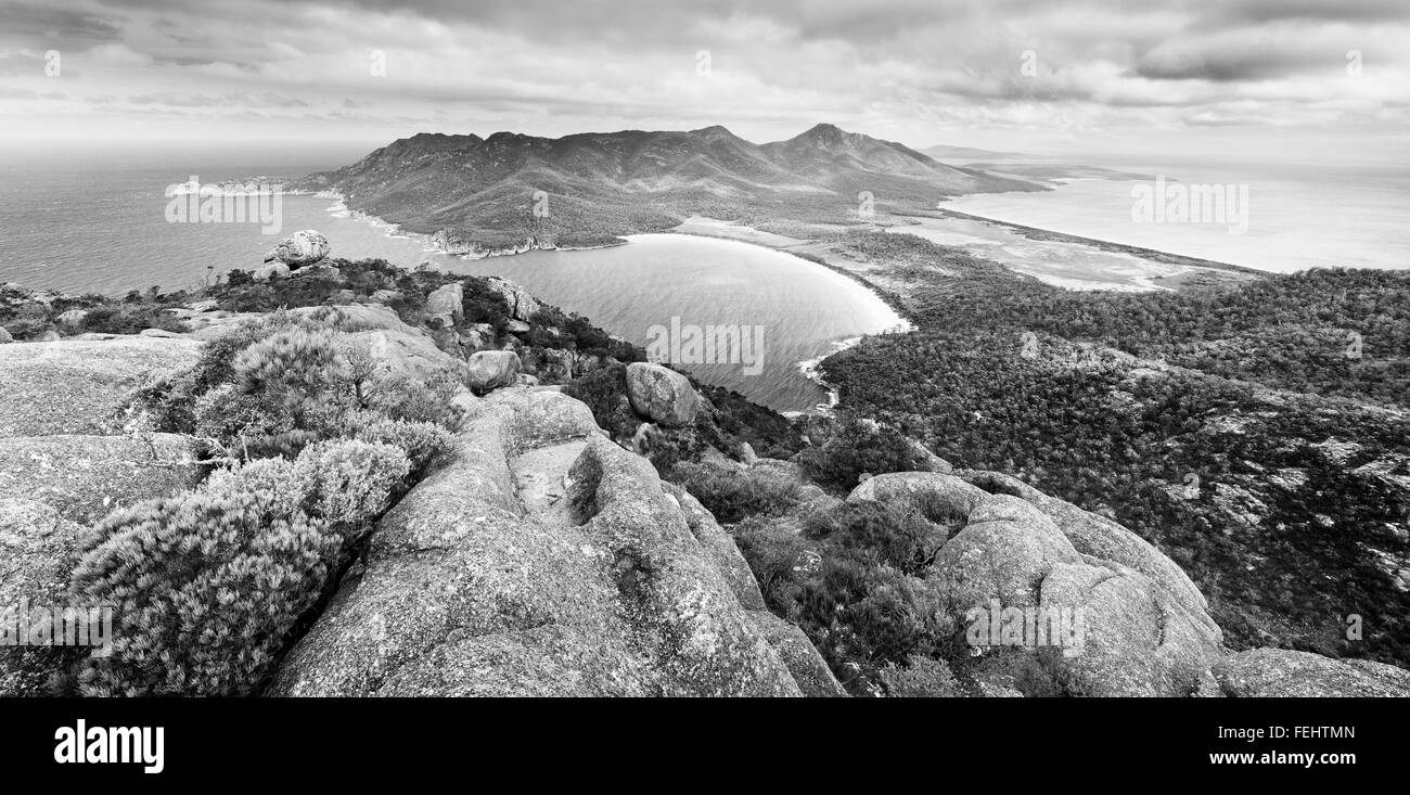 Wineglass Bay e la Penisola di Freycinet in Tasmania, guardando a sud da Mt Amos Foto Stock