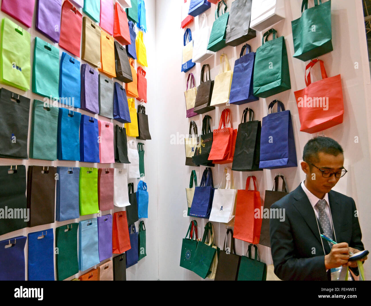 Tokyo, Giappone. 5 febbraio, 2016. Yutaka Exibitor Maeda durante la 81st Tokyo International Gift Show primavera 2016 presso il Tokyo Big Sight in Giappone. TIGS è la più grande fiera internazionale specializzata in Giappone, con le mostre dei doni personali, beni di consumo e di accessori decorativi. Istituito nel 1976, TIGS è tenuto annualmente, ogni primavera e autunno in Giappone all'avanguardia di Tokyo International Exhibition Center (Tokyo Big Sight) organizzato da Business Guide-Sha, Inc. Venerdì 5 febbraio 2016. Foto di: Ramiro Agustin Vargas Tabares. © Ramiro Agustin Vargas Tabares/ZUMA filo/Alamy Live News Foto Stock