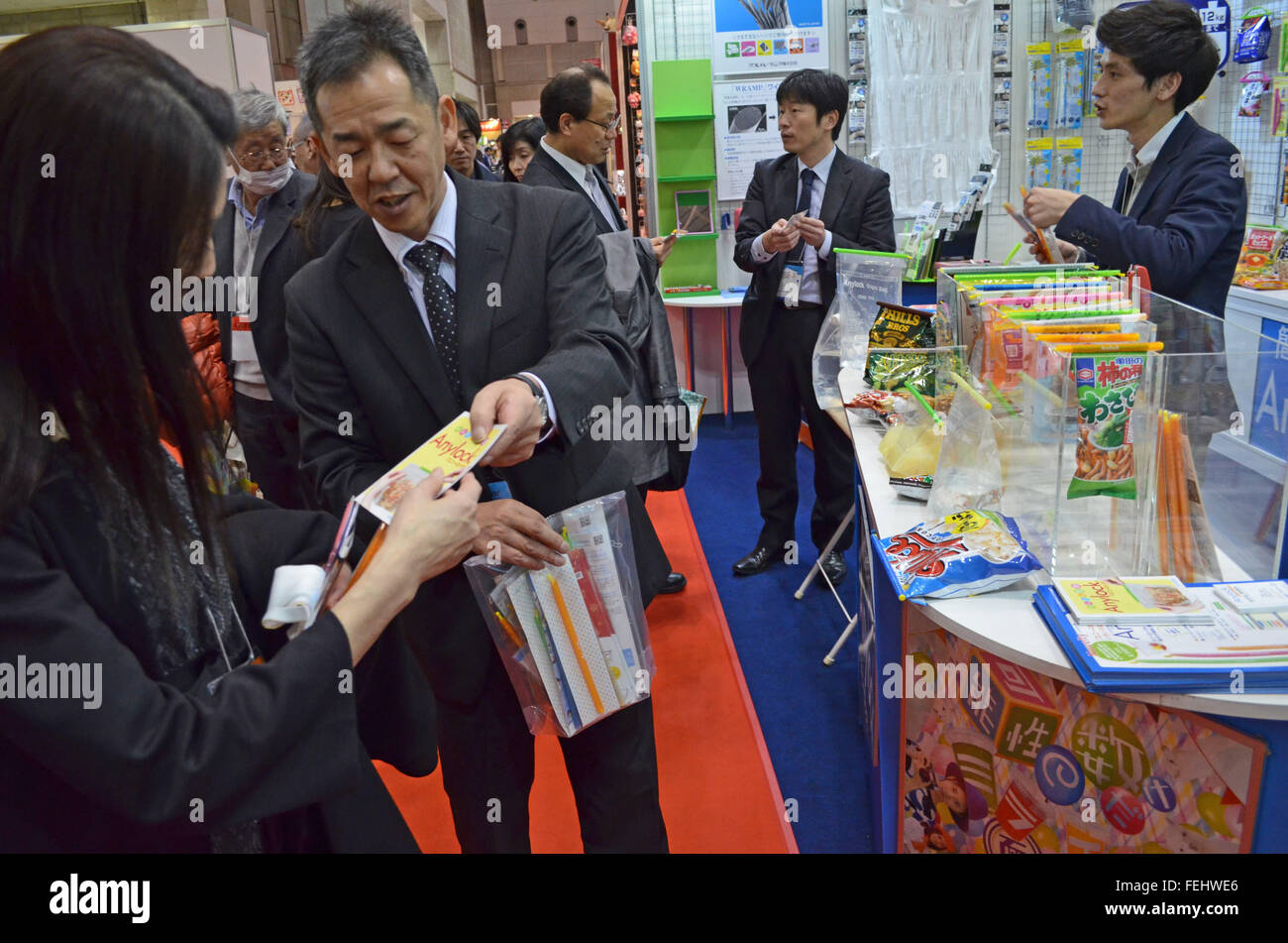 Tokyo, Giappone. 5 febbraio, 2016. Rappresentante vendite Katsushi Kataoka di Kuraray Trading Co. colloqui per mostrare atendees durante la 81st Tokyo International Gift Show primavera 2016 presso il Tokyo Big Sight in Giappone. TIGS è la più grande fiera internazionale specializzata in Giappone, con le mostre dei doni personali, beni di consumo e di accessori decorativi. Istituito nel 1976, TIGS è tenuto annualmente, ogni primavera e autunno in Giappone all'avanguardia di Tokyo International Exhibition Center (Tokyo Big Sight) organizzato da Business Guide-Sha, Inc. Venerdì 5 febbraio 2016. Foto di: Ramiro Agustin Vargas Tabares. (Cr Foto Stock