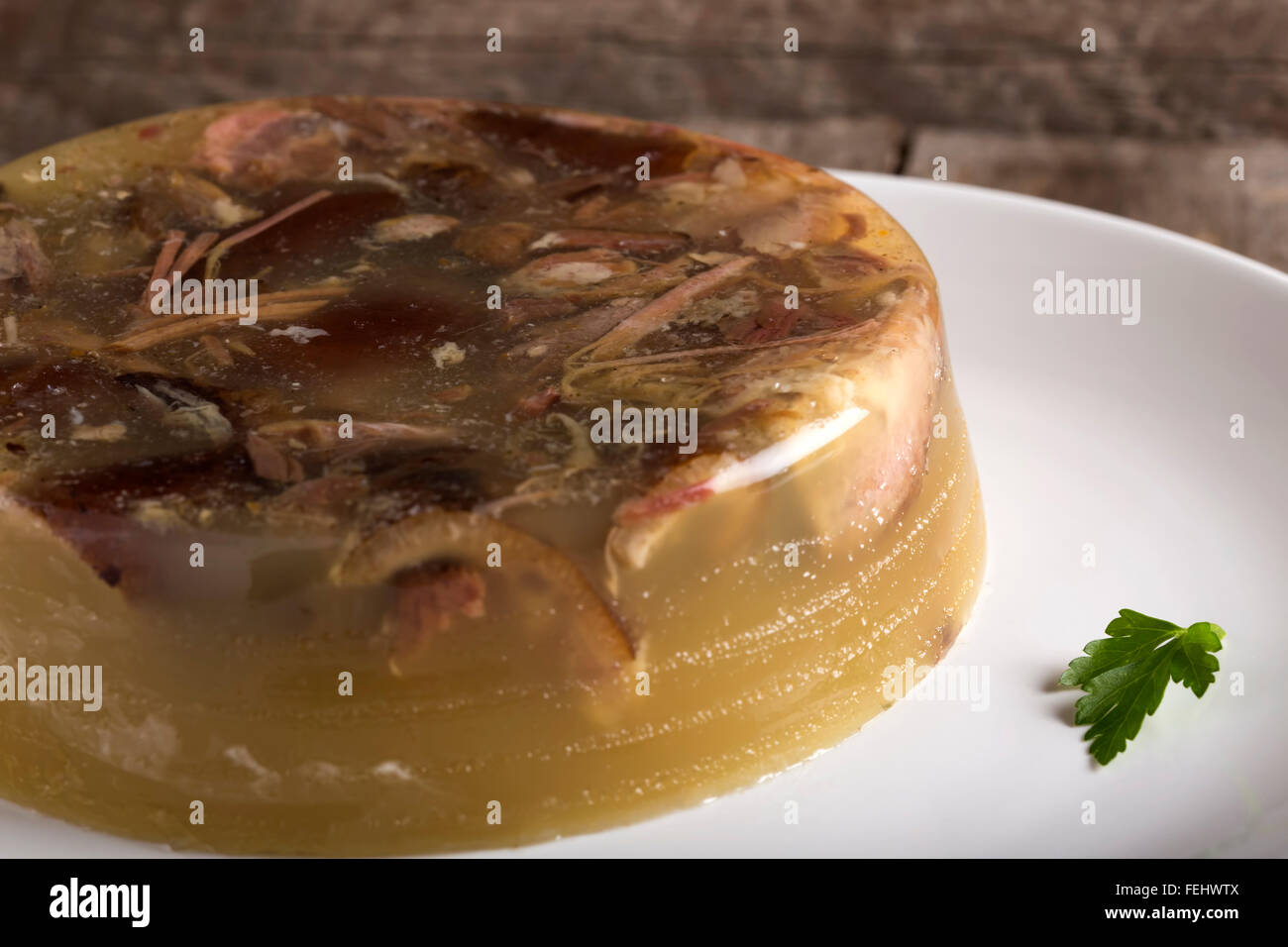 Nella foto si può vedere un tradizionale piatto di rumeno - aspic di carne o "piftie', che di solito è preparato per la vacanza Foto Stock