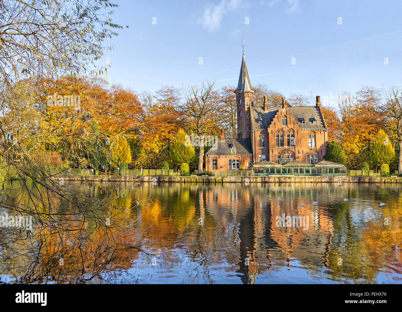 Fiammingo edificio stile riflettente nel Minnewater lago, Bruges, Belgio Foto Stock