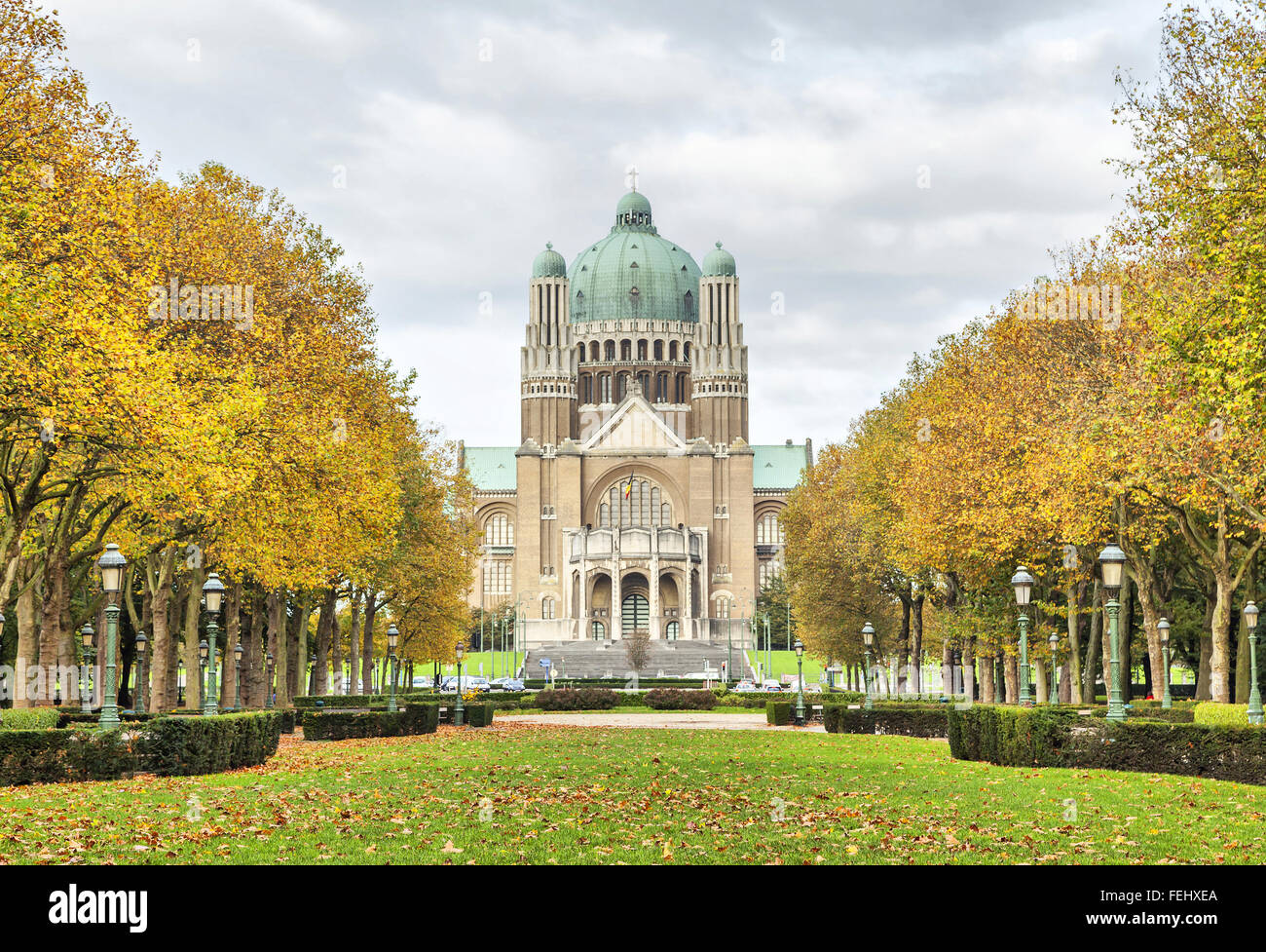 Vista sulla Basilica del Sacro Cuore da Elisabeth Park con giallo thees, Bruxelles, Belgio Foto Stock