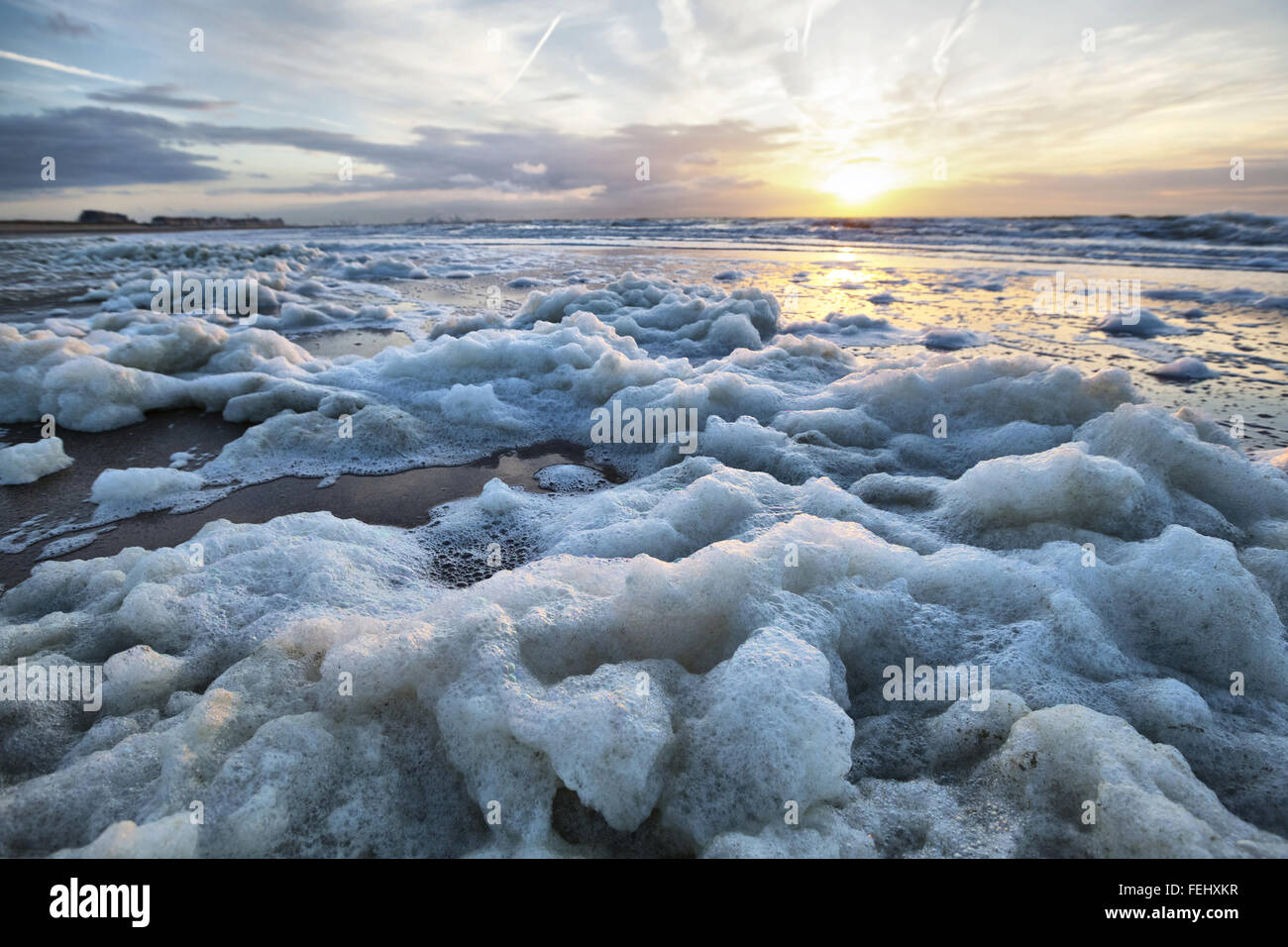 Schiuma di mare sulla costa del Mare del Nord in Knokke-Heist, Belgio Foto Stock
