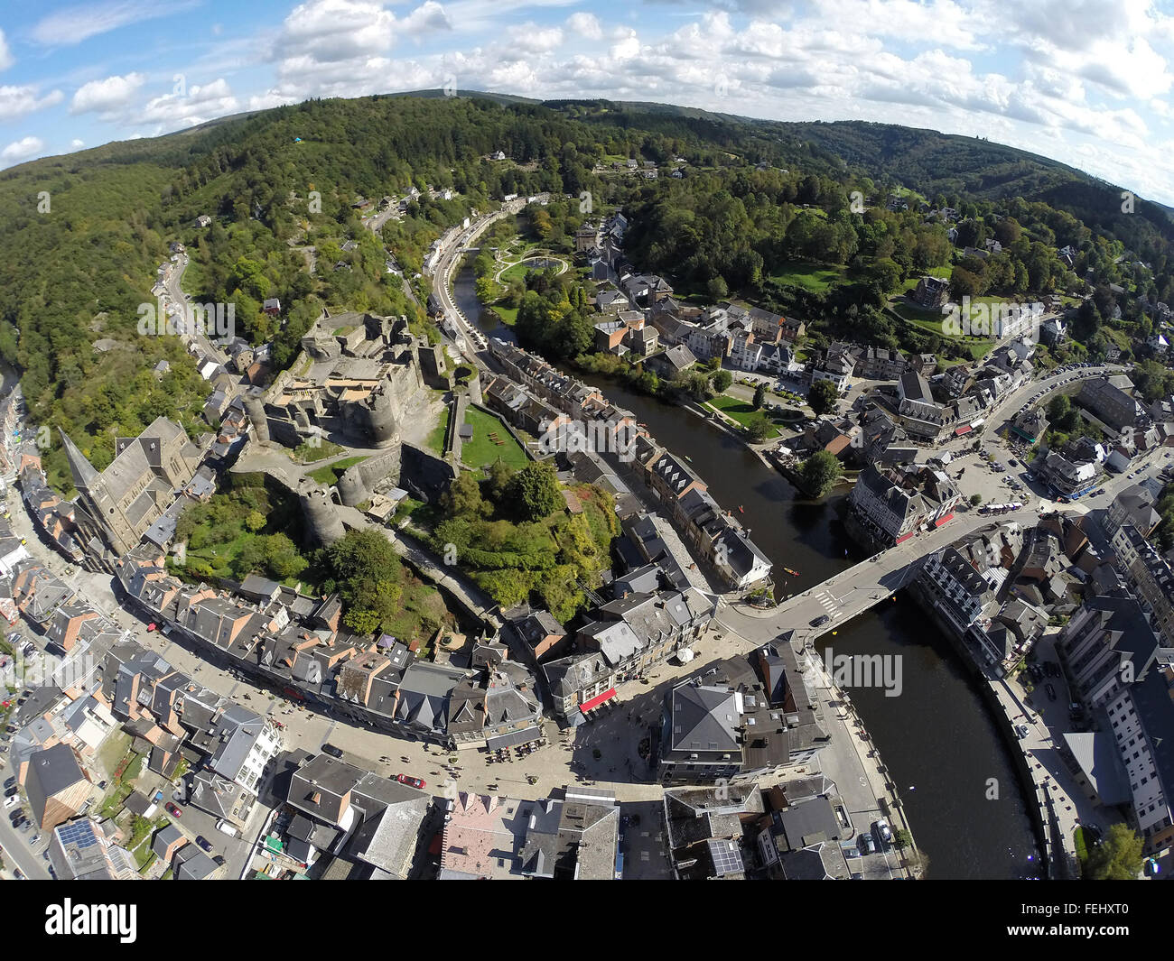 Vista aerea sulla città belga di La Roche-en-Ardenne con le rovine del castello medievale, fiume e chiesa Foto Stock