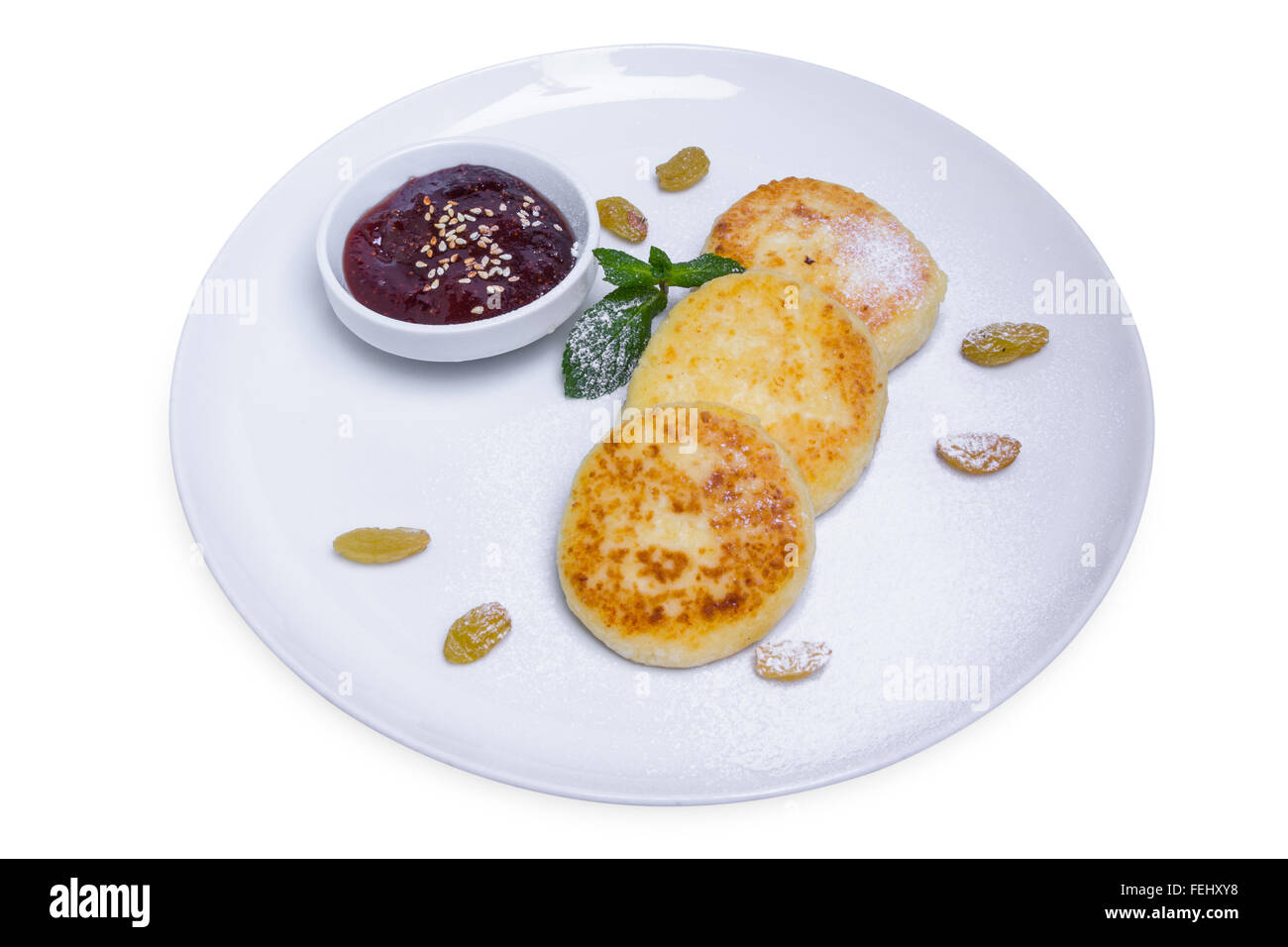 Cottage cheese pancakes con marmellata e zucchero a velo, isolato con tracciato di ritaglio Foto Stock