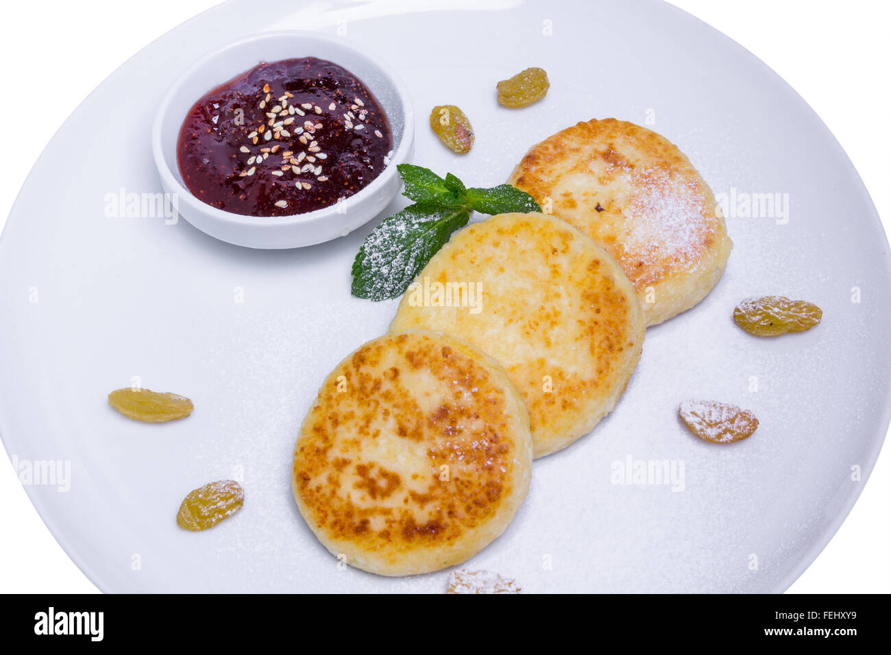 Cottage cheese pancakes con marmellata e zucchero a velo, primo piano Foto Stock
