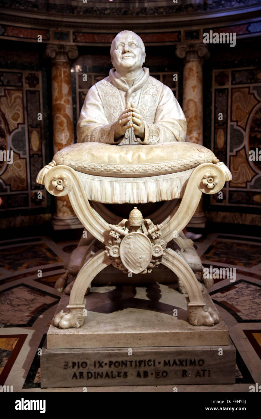 La statua di Papa Pio IX inginocchiato nella cripta della Natività presso la Basilica di Santa Maria Maggiore a Roma Foto Stock