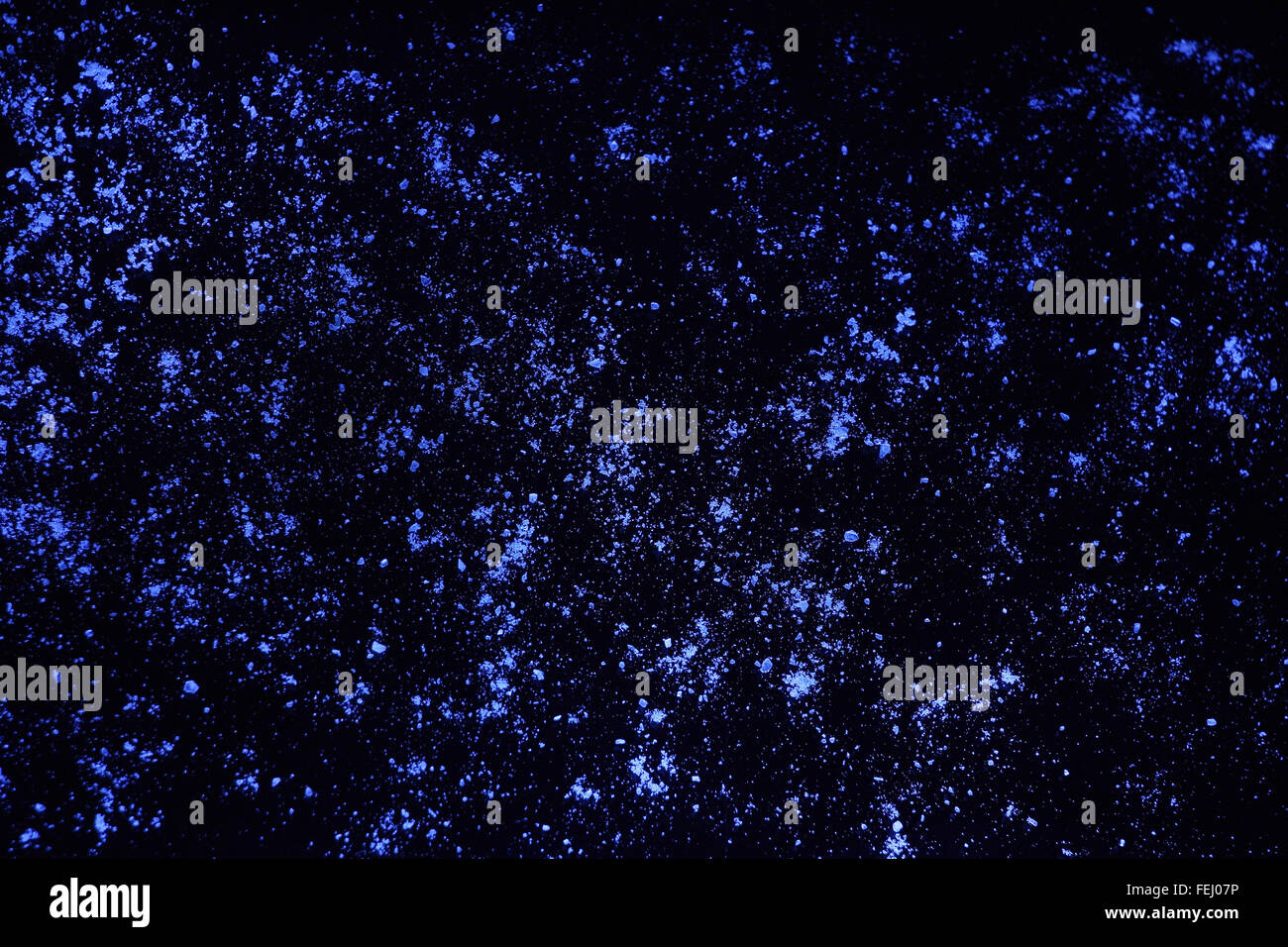 I punti luminosi di colore blu su nero, sfondo astratto Foto Stock