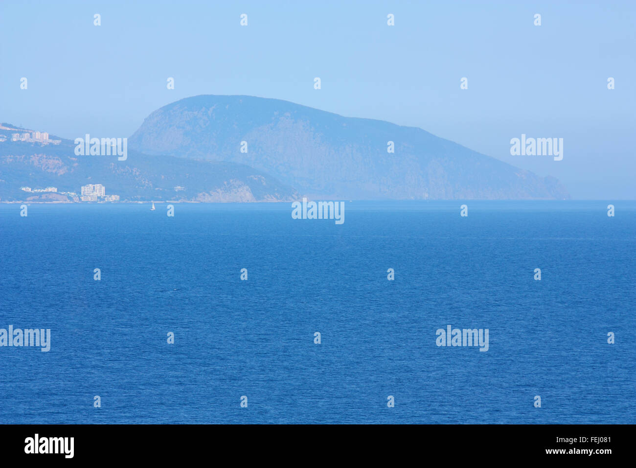 La Crimea. Il Mar Nero, la montagna (Ajudag Bear Mountain) nella foschia Foto Stock