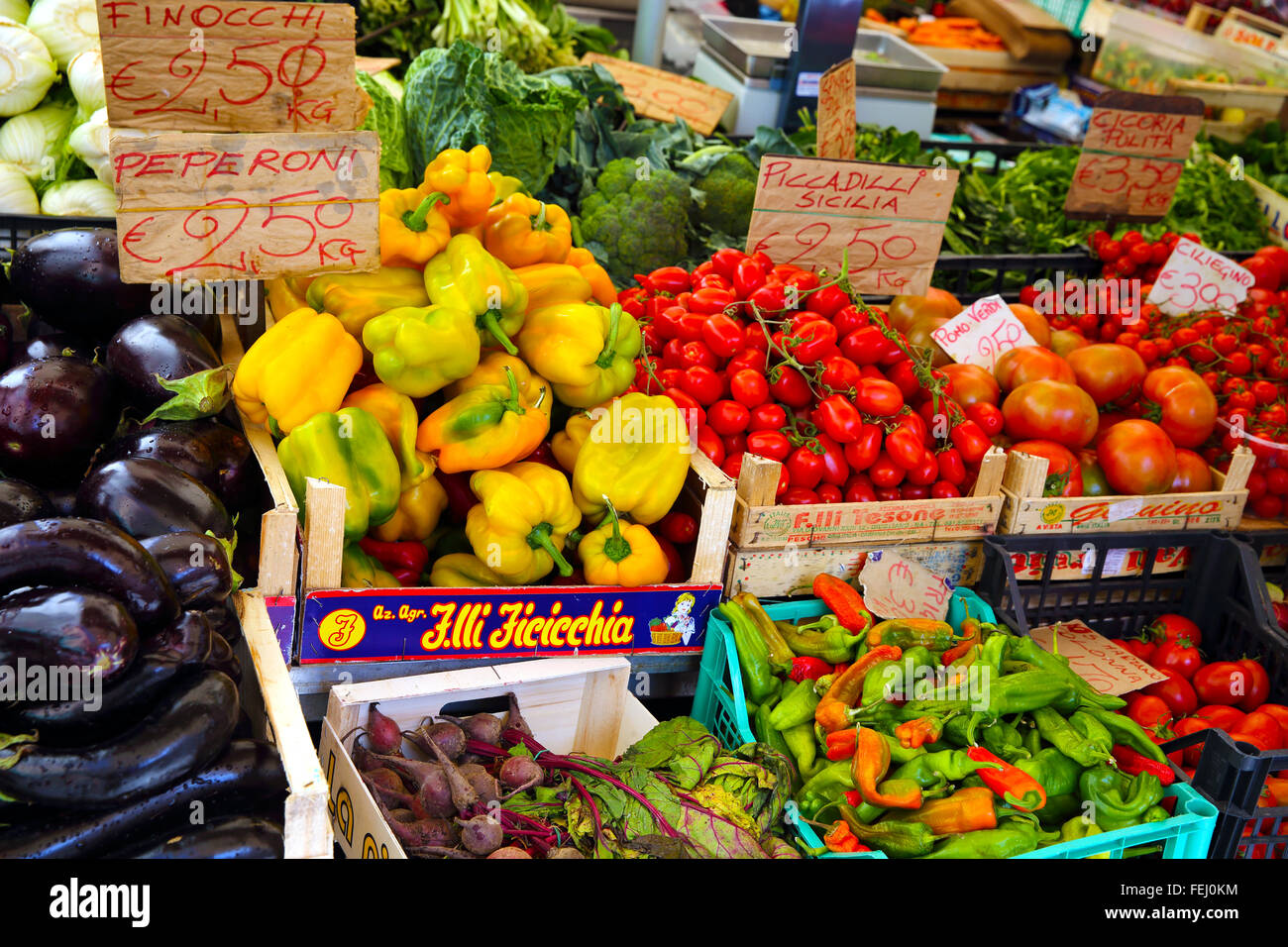 Verdure fresche in un mercato a Campo de' Fiori a Roma. Foto Stock