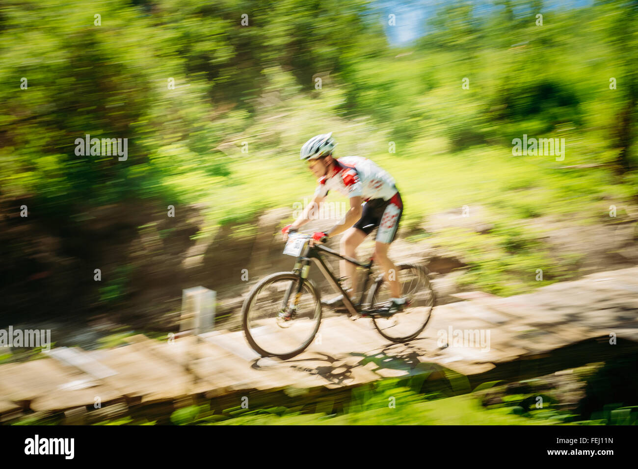 Mountain Bike ciclista maneggio a giornata soleggiata, uno stile di vita sano atleta attivo facendo sport Foto Stock