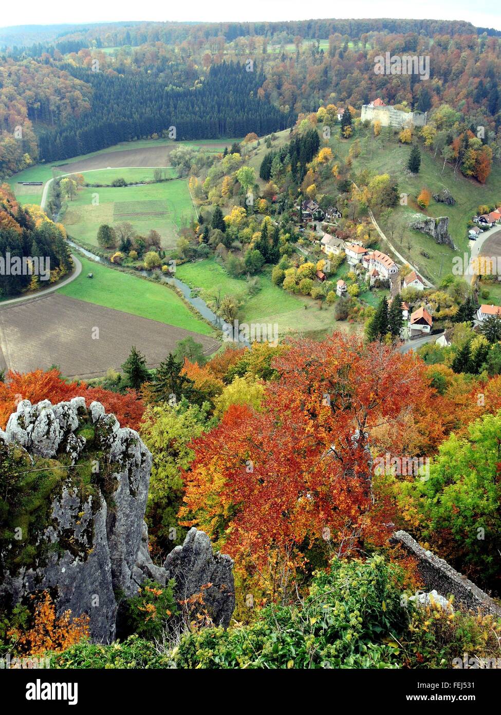 Vista dal castello Hohengundelfingen vicino Münsingen-Gundelfingen (Germania) nella valle "Großes Lautertal' sul Swabian Alb. La valle ist parte della riserva della biosfera 'Swabian Alb". Foto: 11 ottobre 2015. Foto Stock