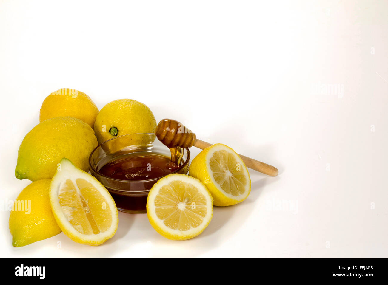 Miele e limone isolati su sfondo bianco Foto Stock