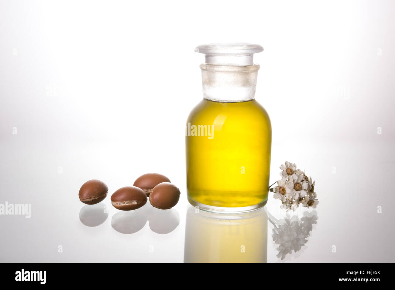 Olio di Argan in una bottiglia e frutti di argan Foto Stock