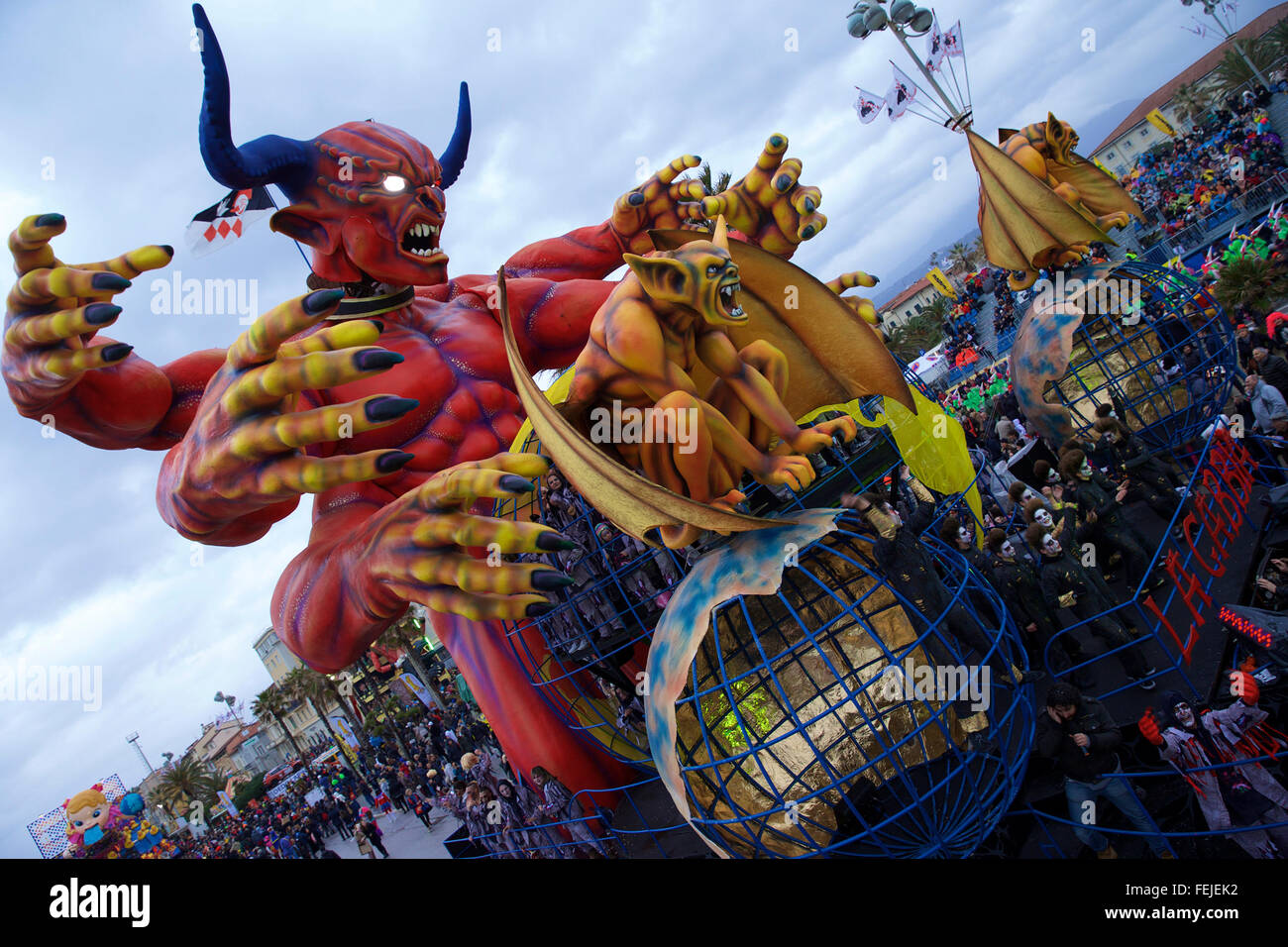 Viareggio. 7 febbraio, 2016. Un gigante di carta-mache galleggiante raffigurante "condizione umana in economia globale' si sposta nelle strade durante il tradizionale Viareggio sfilata di Carnevale a Febbraio 7, 2016 a Viareggio, Italia. Carnevale di Viareggio risale al 1873 con una processione di carta gigante-mache galleggianti raffiguranti caricature di famosi personaggi politici, creazioni fictional e questioni pratiche. © Jin Yu/Xinhua/Alamy Live News Foto Stock