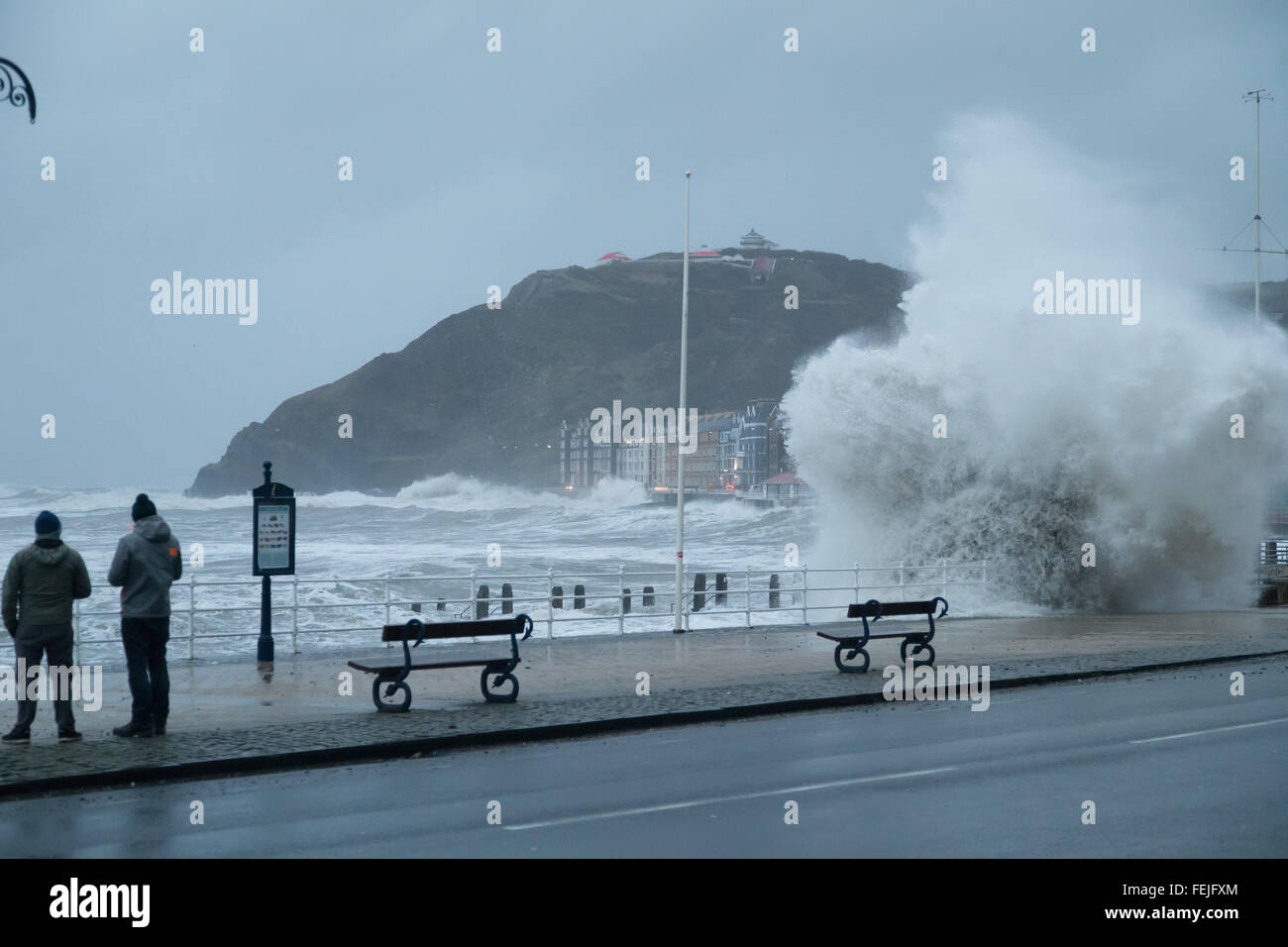 Aberystwyth, metà del Galles, UK. 8 febbraio, 2016. Regno Unito: Meteo Storm Imogen colpisce il Cardigan Bay costa alla mattina alta marea. Credito: atgof.co/Alamy Live News Foto Stock