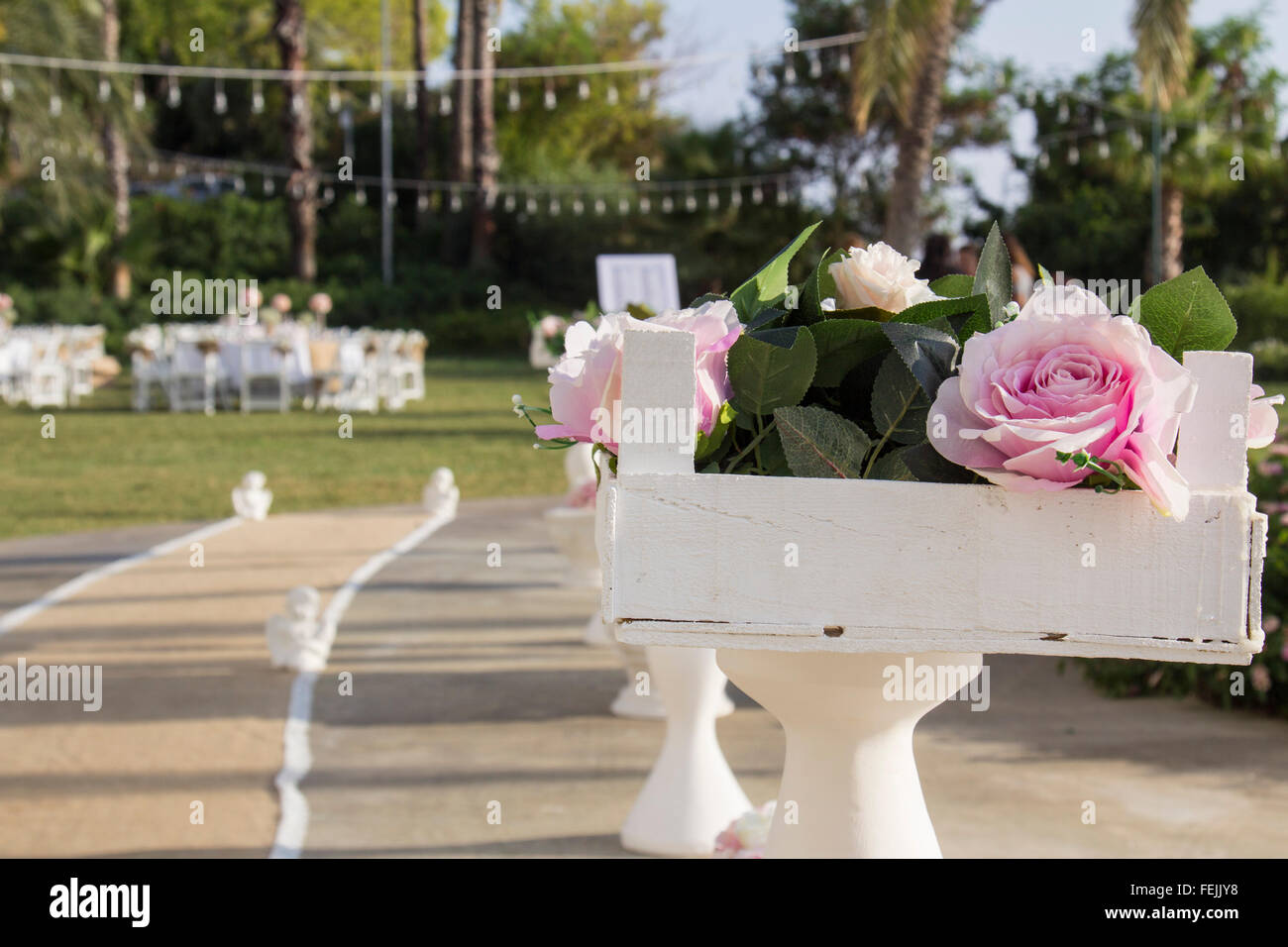 Estate wedding impostazione tabella fiori all'aperto Foto Stock