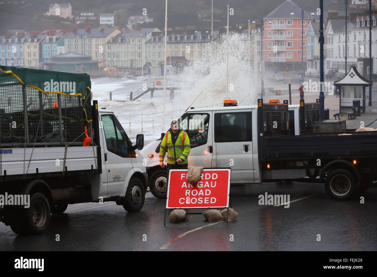 Aberystwyth, Wales, Regno Unito. Il giorno 08 febbraio 2016. Regno Unito: Meteo onde enormi percosse Aberystwyth come tempesta Imogen arriva in città. Consiglio il blocco dei lavoratori la strada lungo la promenade. Regno Unito Previsioni meteo: le raffiche di vento ampiamente essendo di circa 70 - 80 mph e docce thundery si diffonde attraverso il sud dell'Inghilterra e del Galles. Credito: Ian Jones/Alamy Live News Foto Stock