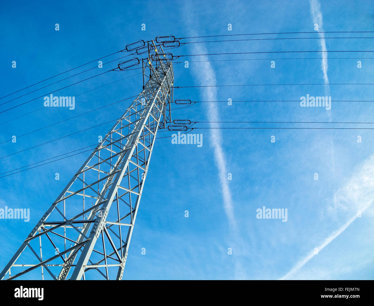 Tensione alta torre contro il cielo blu. Foto Stock