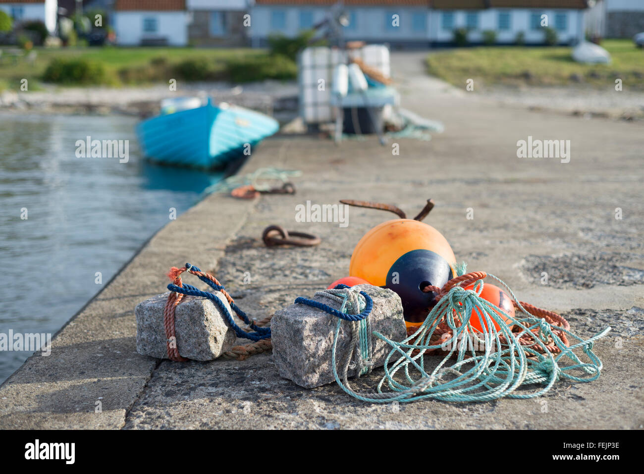Attrezzi di pesca - boa, ancore, corde sul porto mole del villaggio di pescatori di Vik in Skane sulla costa orientale della Svezia Foto Stock