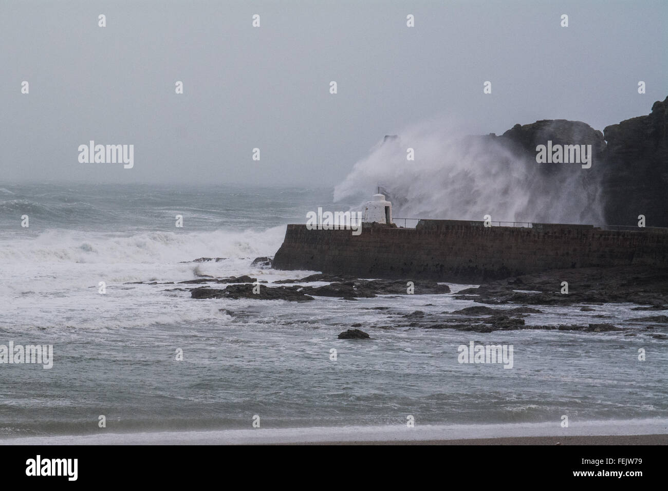 Portreath, Cornwall, Regno Unito. 8 febbraio 2016. Regno Unito Meteo. Tempesta Imogen porta gale force si snoda a nord Cornish Coast. Con marea alta a causa intorno a 5pm questo pomeriggio le autorità sono Avviso di persone a stare lontano dalla costa. Credito: Simon Maycock/Alamy Live News Foto Stock