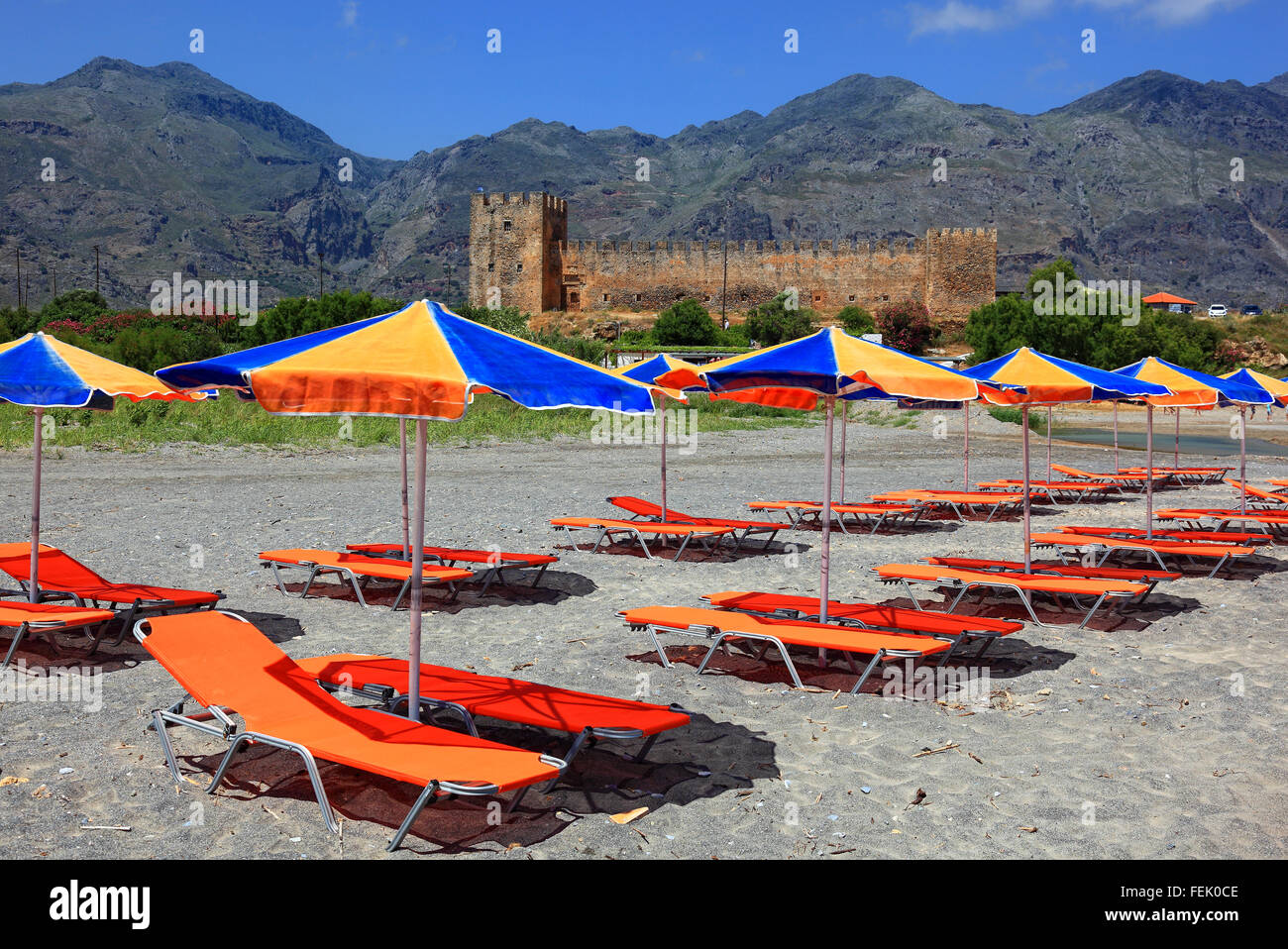 Creta, cercare di spiaggia sulla fortezza Frangokastello sulla costa sud dell'isola mediterranea, sullo sfondo la Kryone Foto Stock