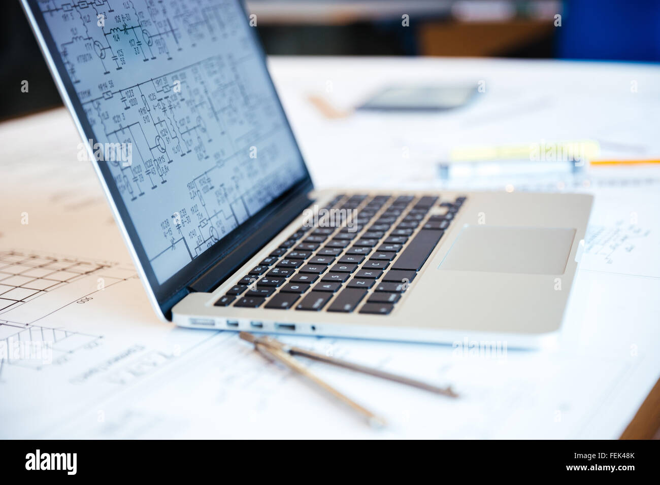 Closeup ritratto di un computer portatile con blueprints sullo schermo Foto Stock