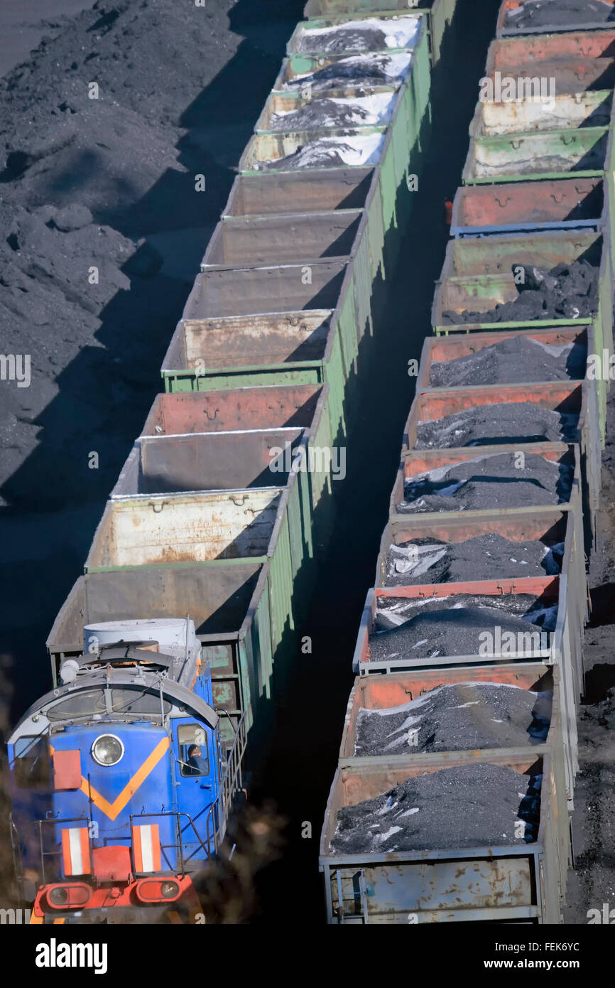 Lo scarico dei carri carichi di carbone al porto Foto Stock
