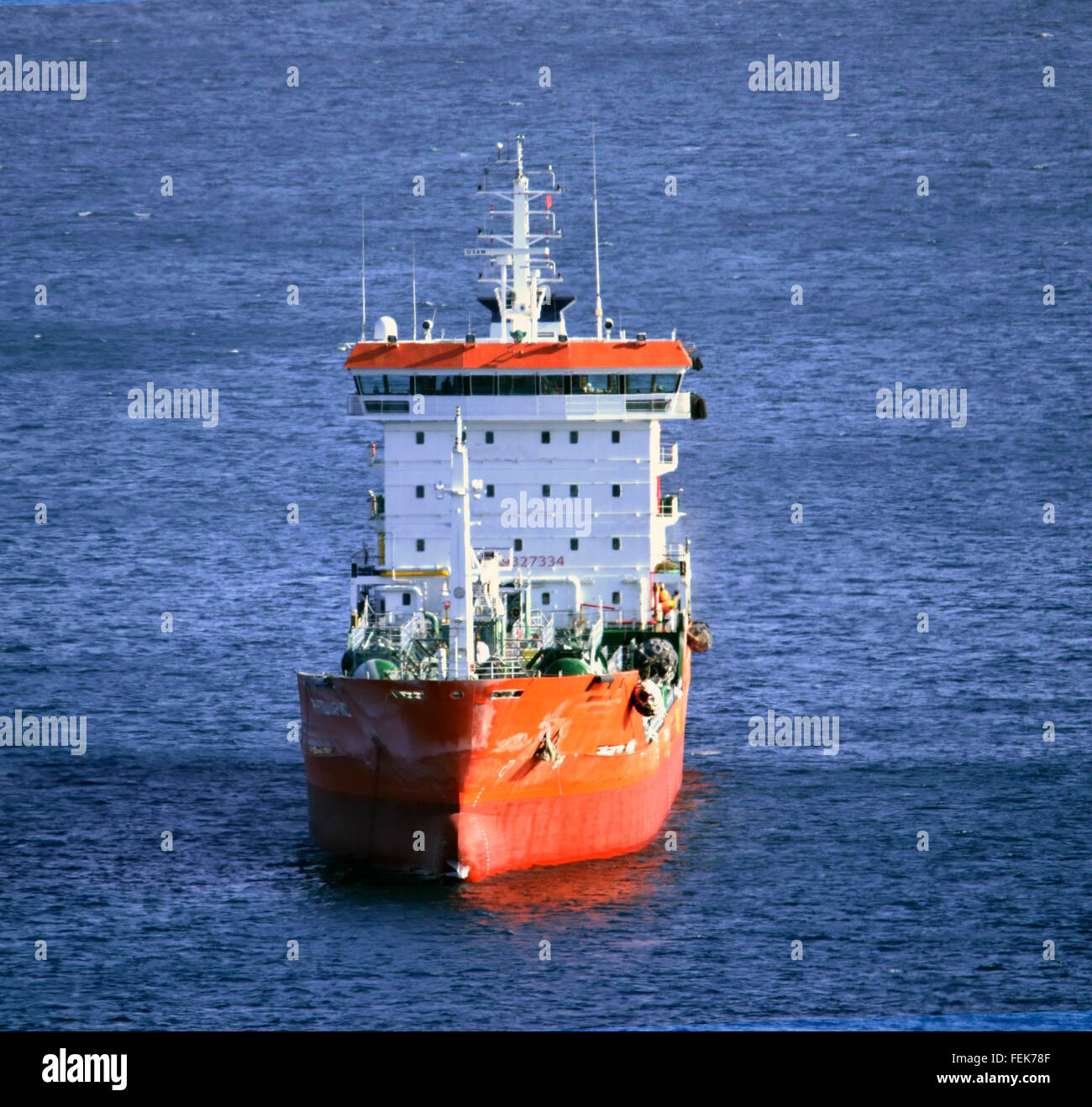 Iced tanker rosso dopo una lunga transizione in ghiaccio Foto Stock