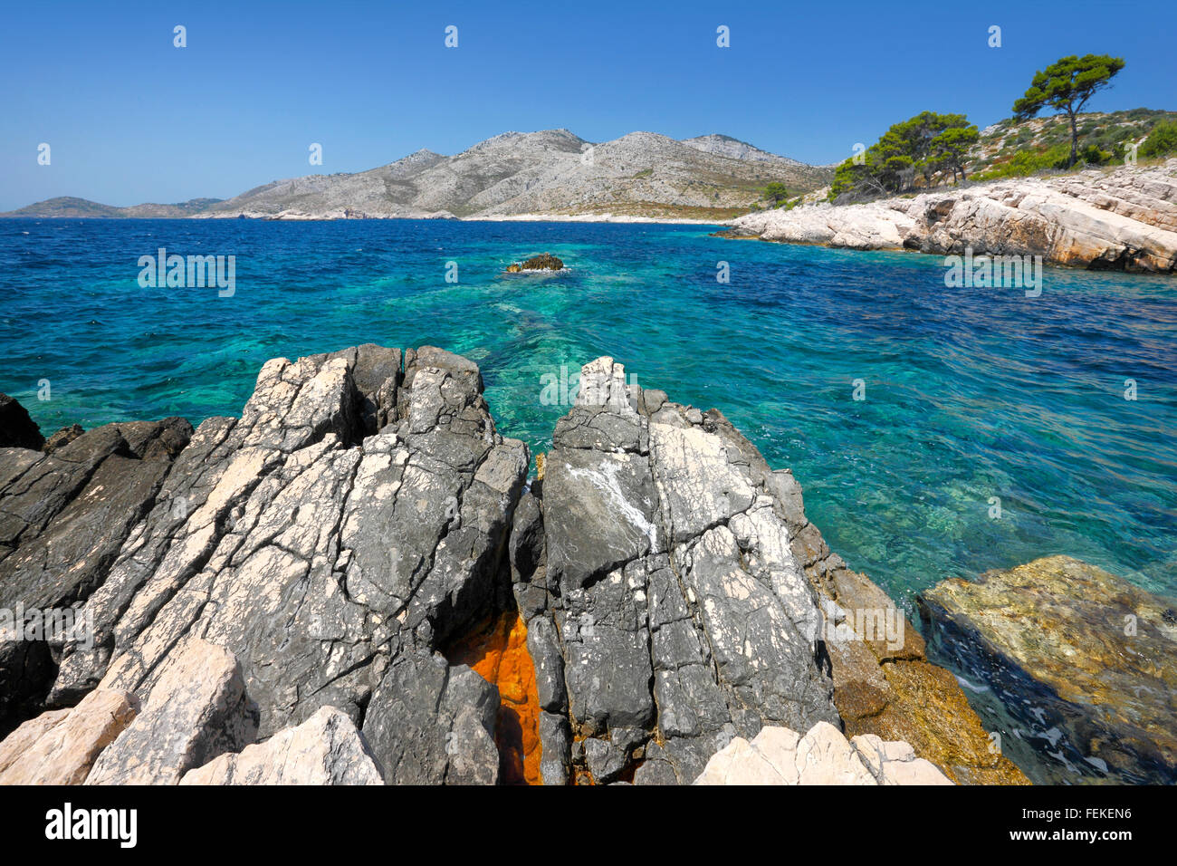 Paesaggio di isola di Lastovo.Le Rocce e mare cristallino. Foto Stock