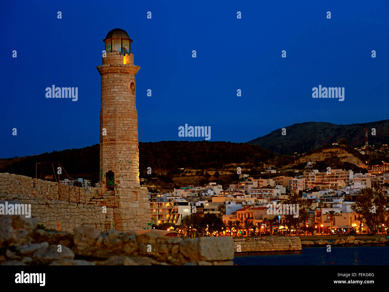 Creta, porto Rethymno, vecchio faro di notte nel porto veneziano Foto Stock