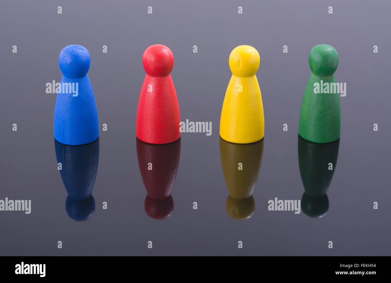 Colore primario i pezzi di gioco - come metafora visiva per il concetto di segmentazione del mercato, la nicchia di mercato, la scelta del consumatore. Foto Stock