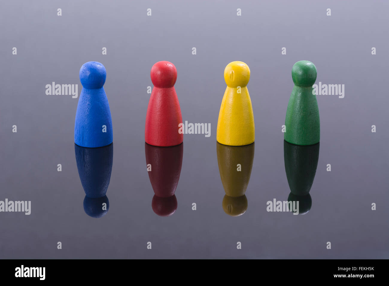 Colore primario i pezzi di gioco - come metafora visiva per il concetto di segmentazione del mercato, la nicchia di mercato, la scelta del consumatore. Foto Stock