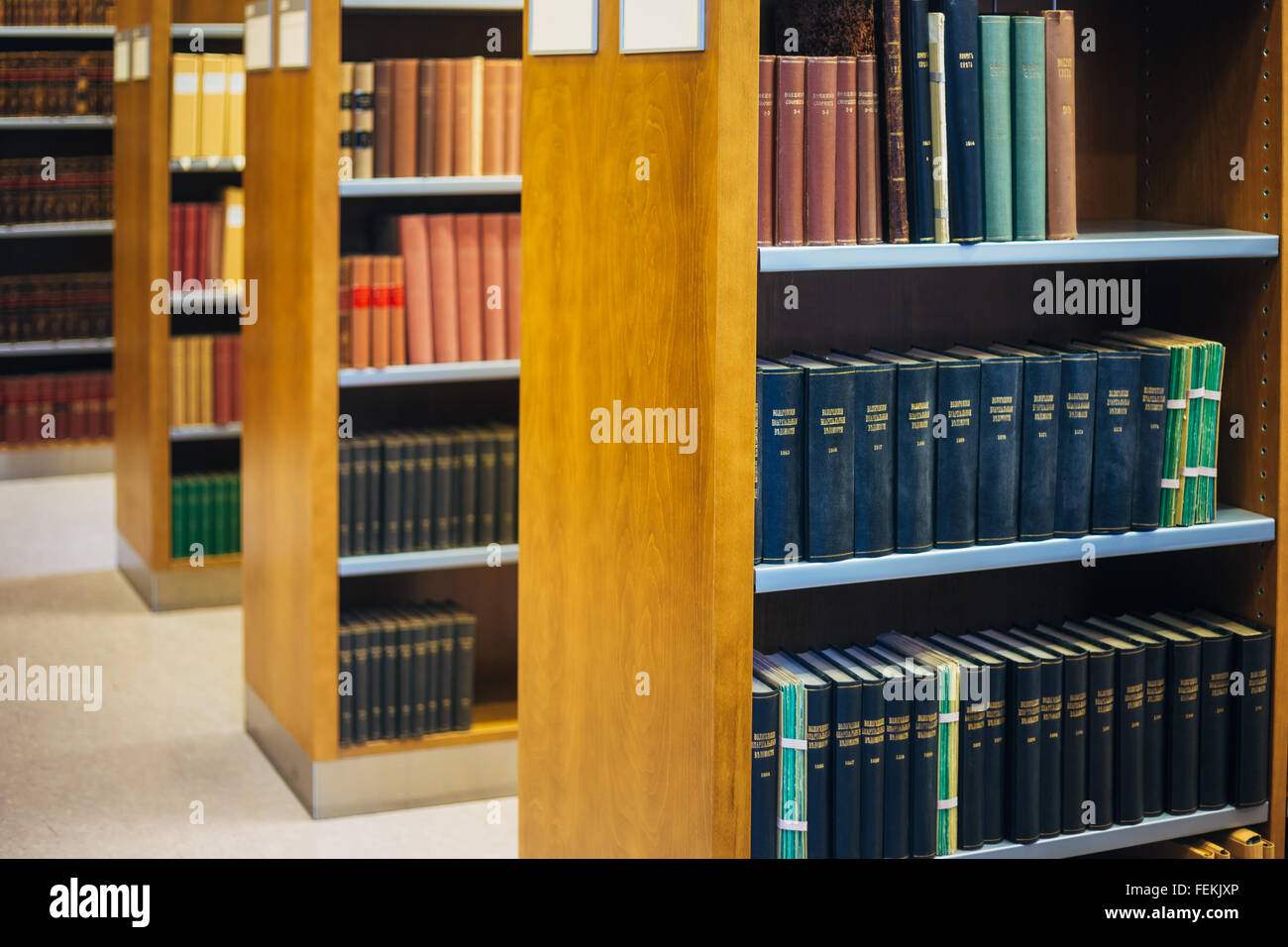 HELSINKI, Finlandia - 28 luglio 2014: il vecchio russo Vintage libri su scaffali ad una nella Biblioteca nazionale della Finlandia. Foto Stock