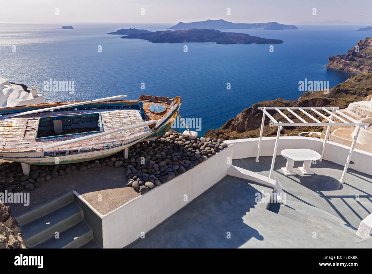 Vecchia barca sull'isola di Santorini, sullo sfondo del mare blu e il vulcano, Grecia Foto Stock