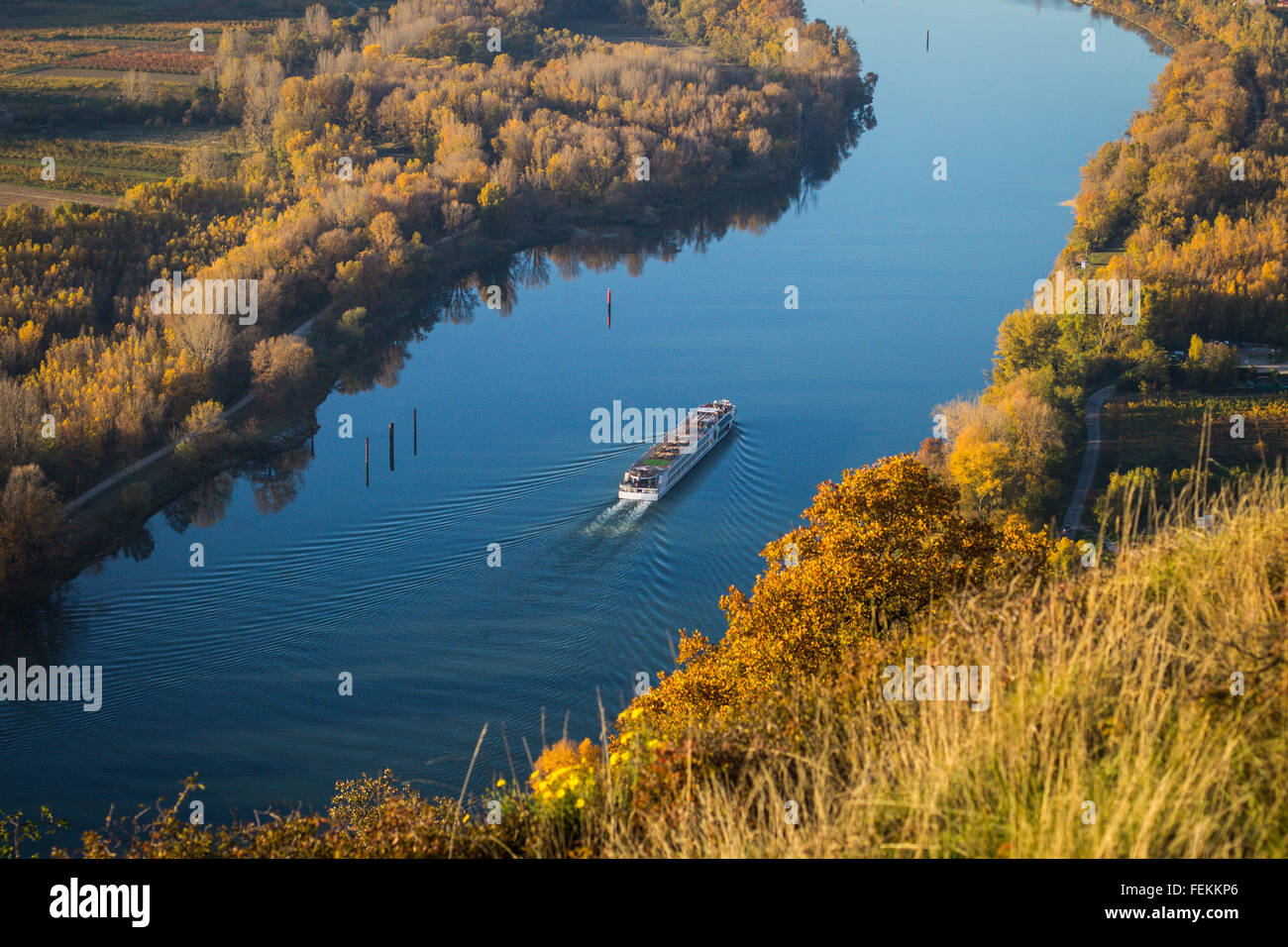 Nave passeggeri sul fiume Rodano, in autunno, nel sud della Francia Foto Stock
