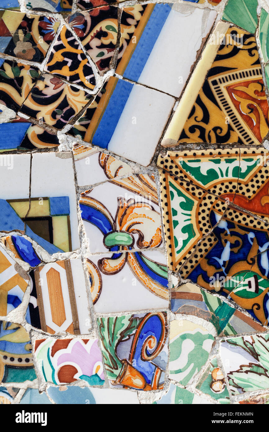 Dettaglio di rotture di piastrelle di ceramica utilizzati per decorare i banchi del parco Guell, Barcellona, Spagna, 1900-14. Foto Stock