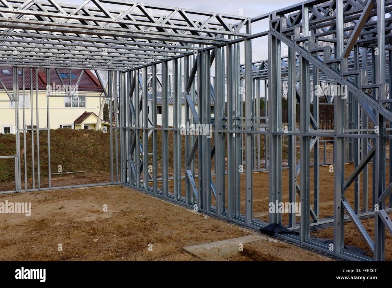 Vicino al villaggio il servizio auto è in costruzione in metallo zincato pergola designs Foto Stock