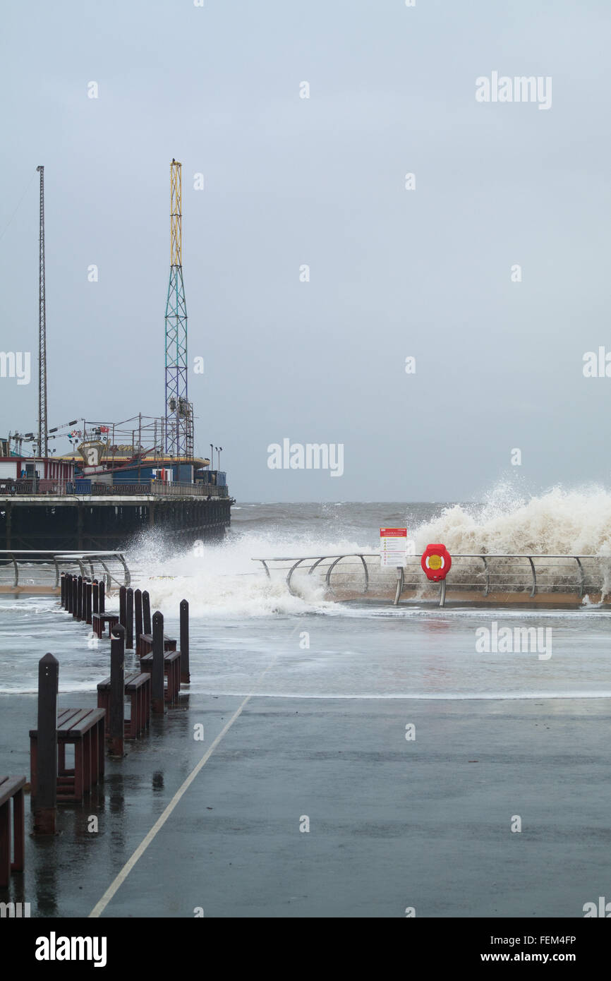 Blackpool, Regno Unito. 8 febbraio 2016. notizie meteo. Tempesta Imogen pastelle Blackpool con venti forti e grandi onde. Credito: Gary Telford/Alamy live news Foto Stock