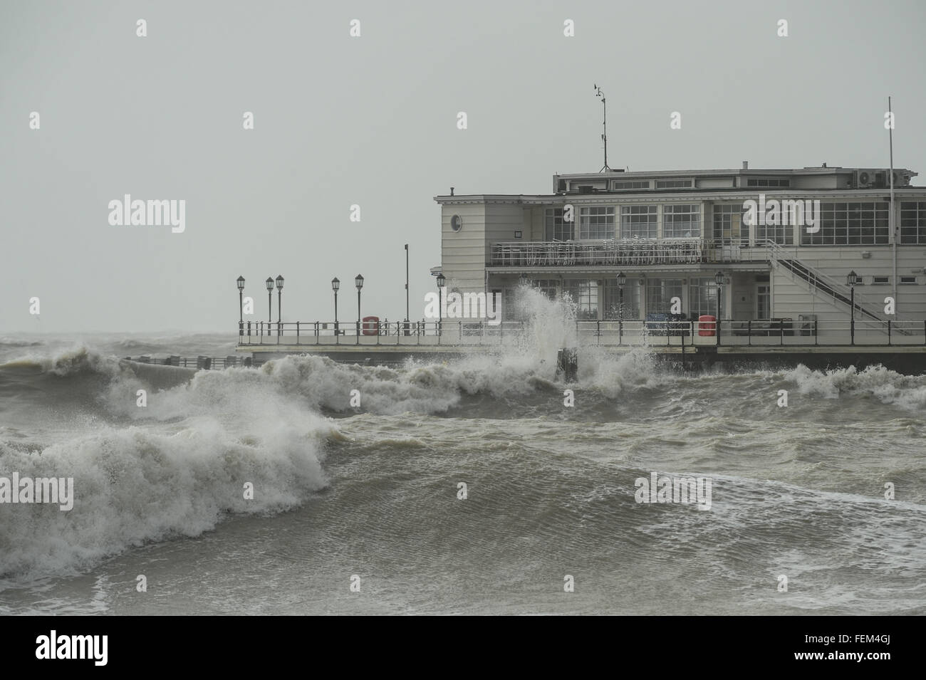 Grandi onde causati dalla tempesta Imogen crash in Worthing Pier nel West Sussex, in Inghilterra. Foto Stock