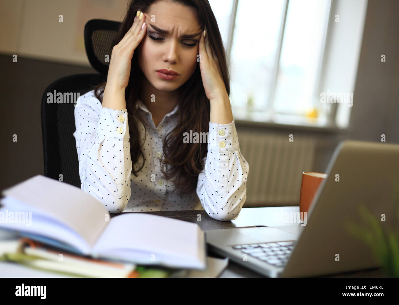 Immagine interna di annoiato e stanco donna prendendo appunti Foto Stock