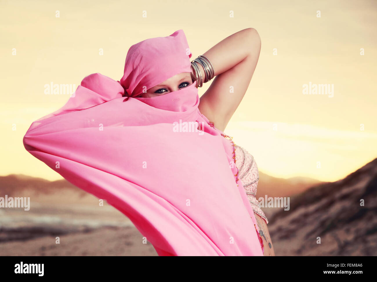 Una bellissima danzatrice del ventre è di eseguire sulla spiaggia in Sud Africa. Foto Stock