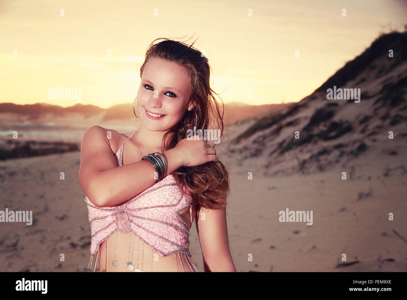 Una bellissima danzatrice del ventre è di eseguire sulla spiaggia in Sud Africa. Foto Stock