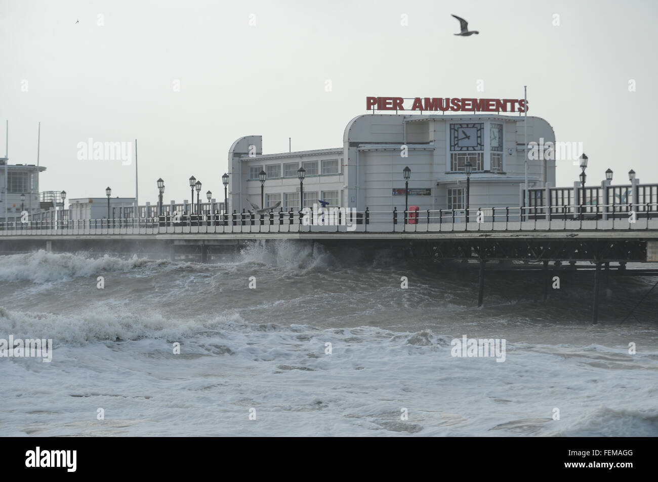 Grandi onde causati dalla tempesta Imogen crash in Worthing Pier nel West Sussex, in Inghilterra. Foto Stock