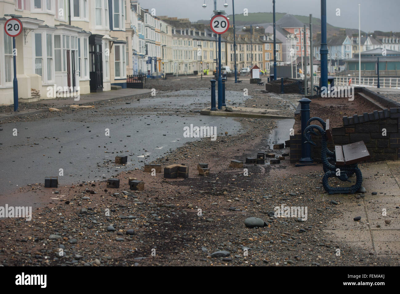 Aberystwyth, Wales, Regno Unito. 8 febbraio, 2016. Meteo REGNO UNITO: l'impatto della tempesta Imogen è visto chiaramente in Aberystwyth dopo le alte maree siano scomparsi. I detriti dalla spiaggia e strappato marciapiede in lastre cucciolata il lungomare e la strada lungomare Photo credit: keith morris/Alamy Live News Foto Stock